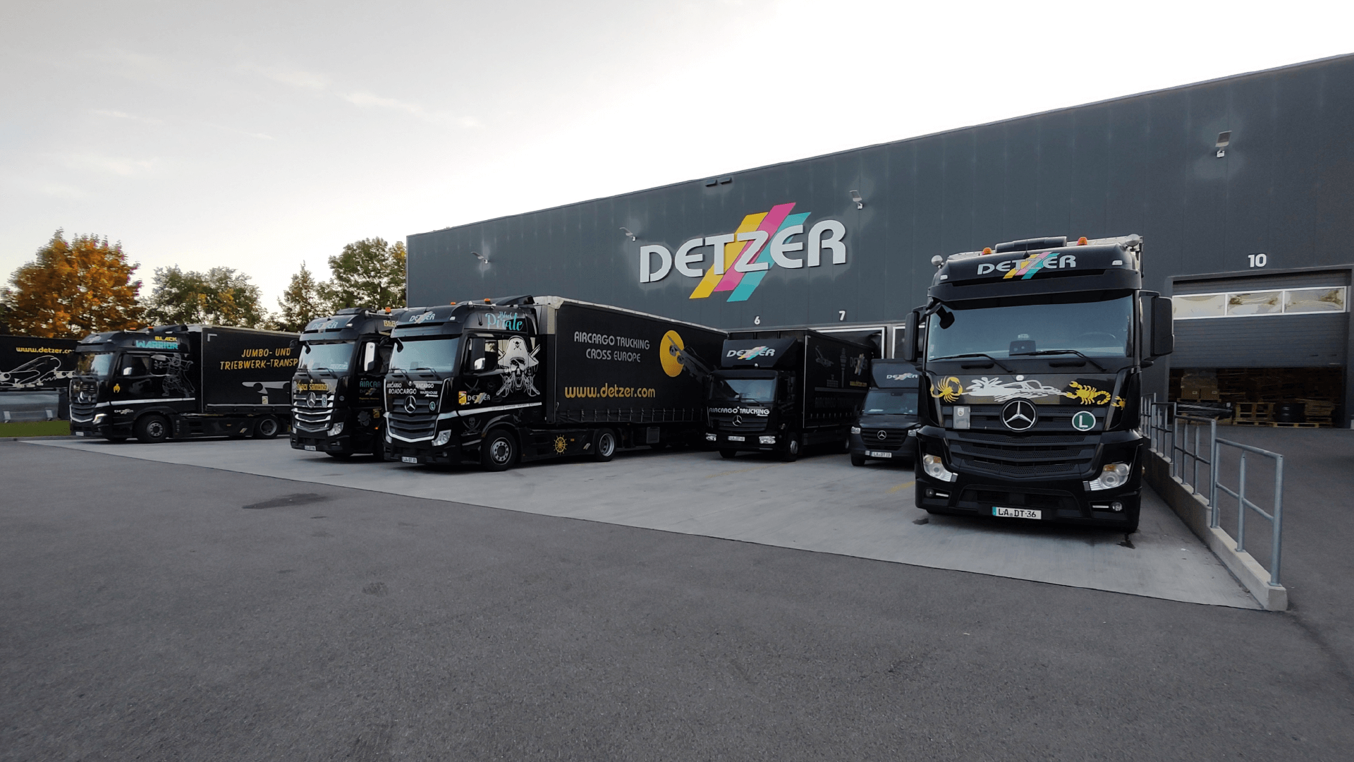 LKW von Detzer Aircargo vor der Detzer Lagerhalle