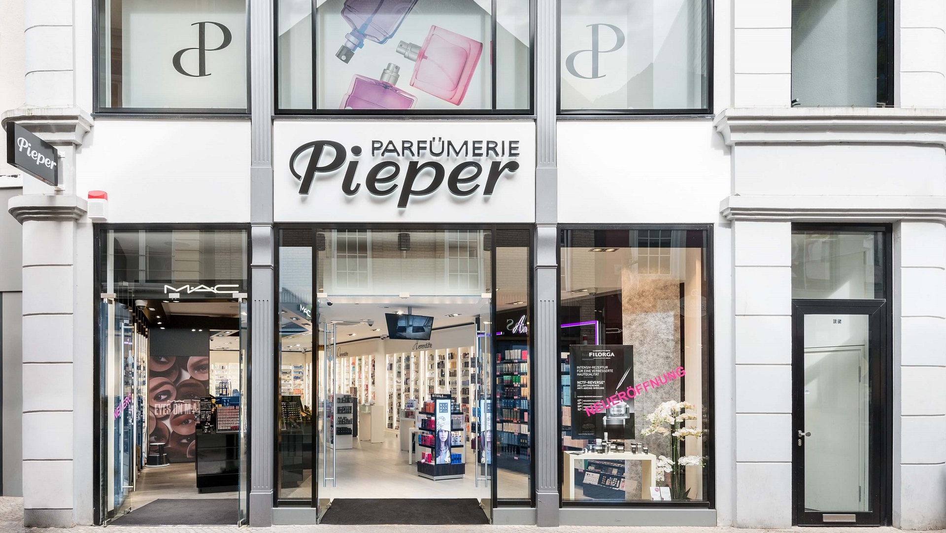 Filiale Parfümerie Pieper in Oldenburg von außen