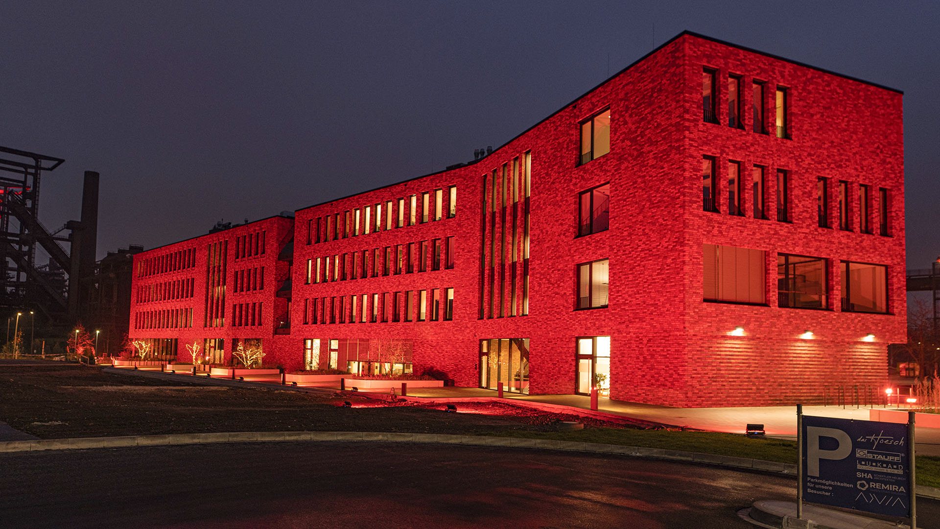 Das Bürogebäude der REMIRA in Dortmund wird im Rahmen von Orange your City orange angestrahlt.