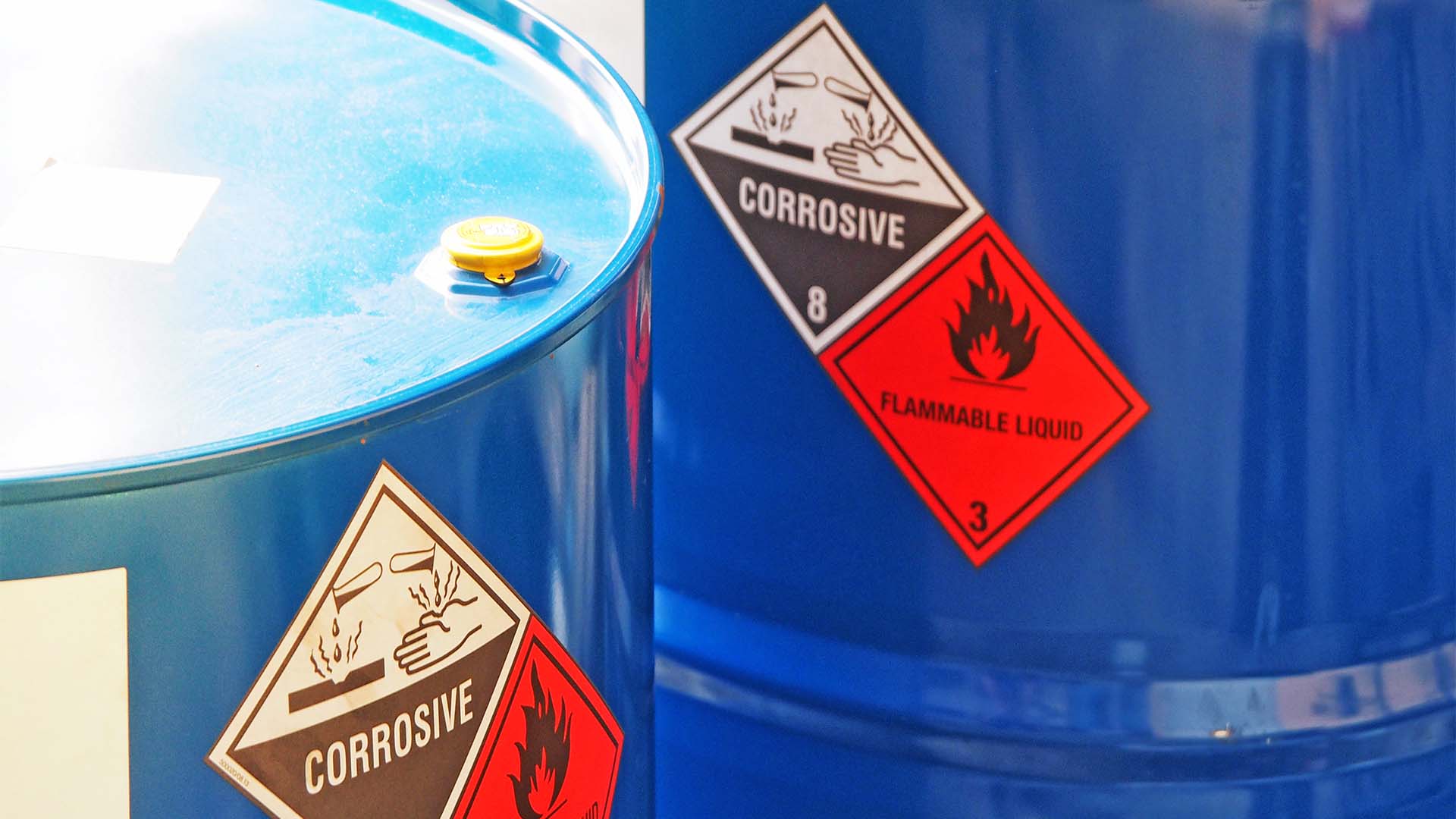 Fässer mit Gefahrstoff-Kennzeichnung
