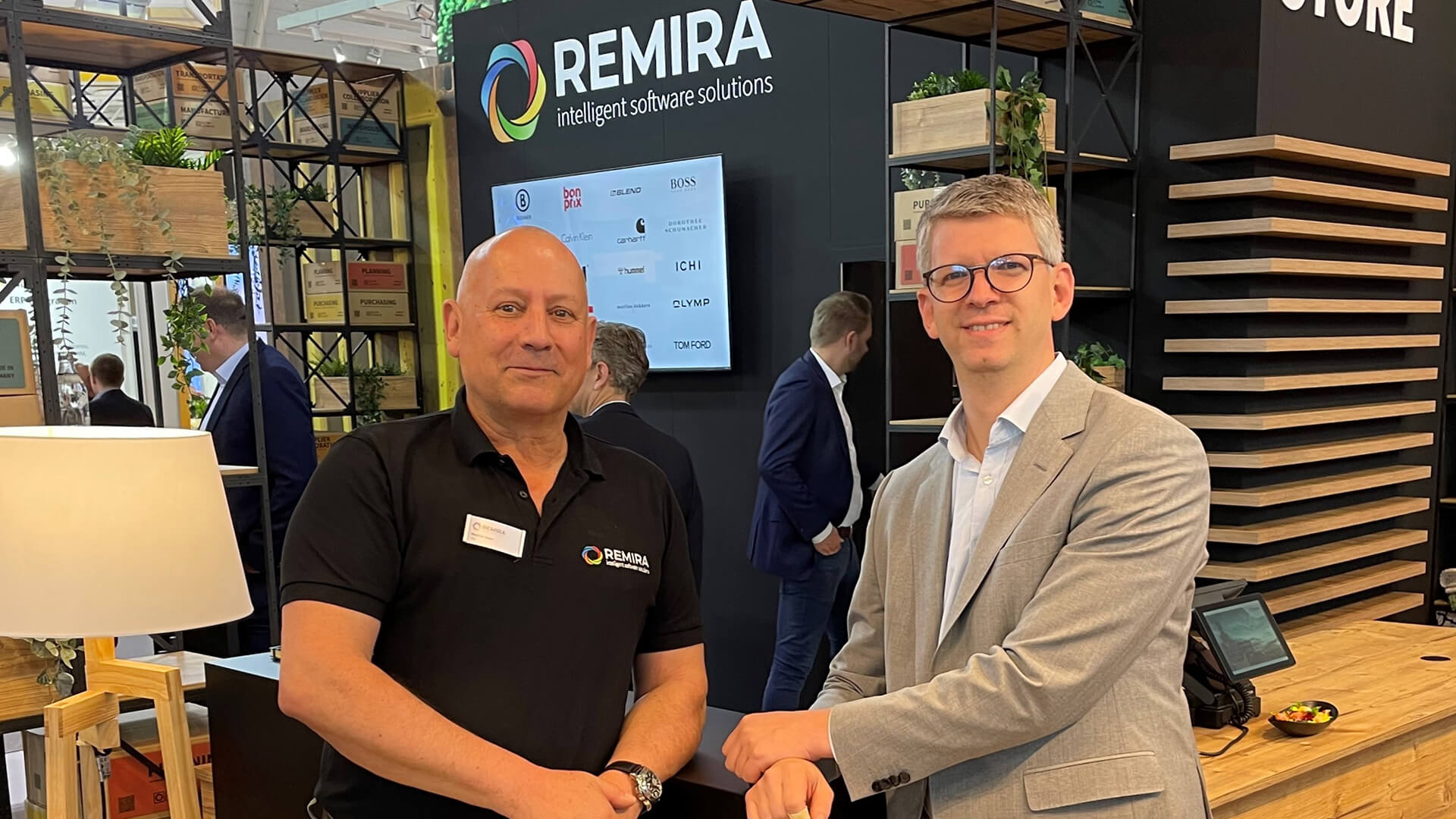 Stephan Unser (CEO REMIRA) und Christian Zeidler (CEO IBB) auf dem REMIRA Stand der LogiMAT