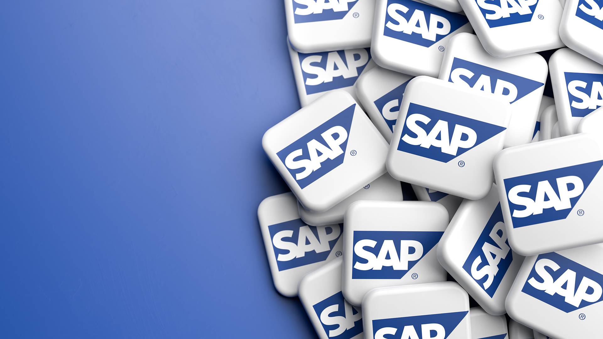 Logos von SAP auf einem Haufen auf einem Tisch