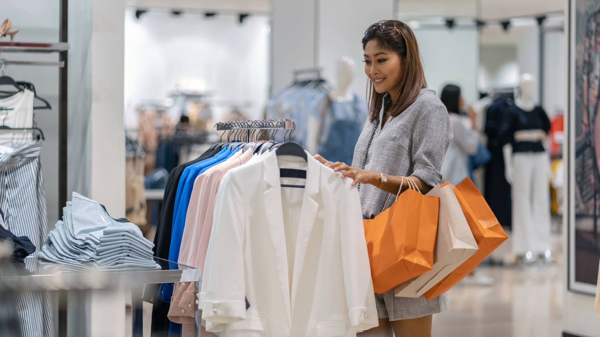 Vrouw tijdens het winkelen in een modewinkel