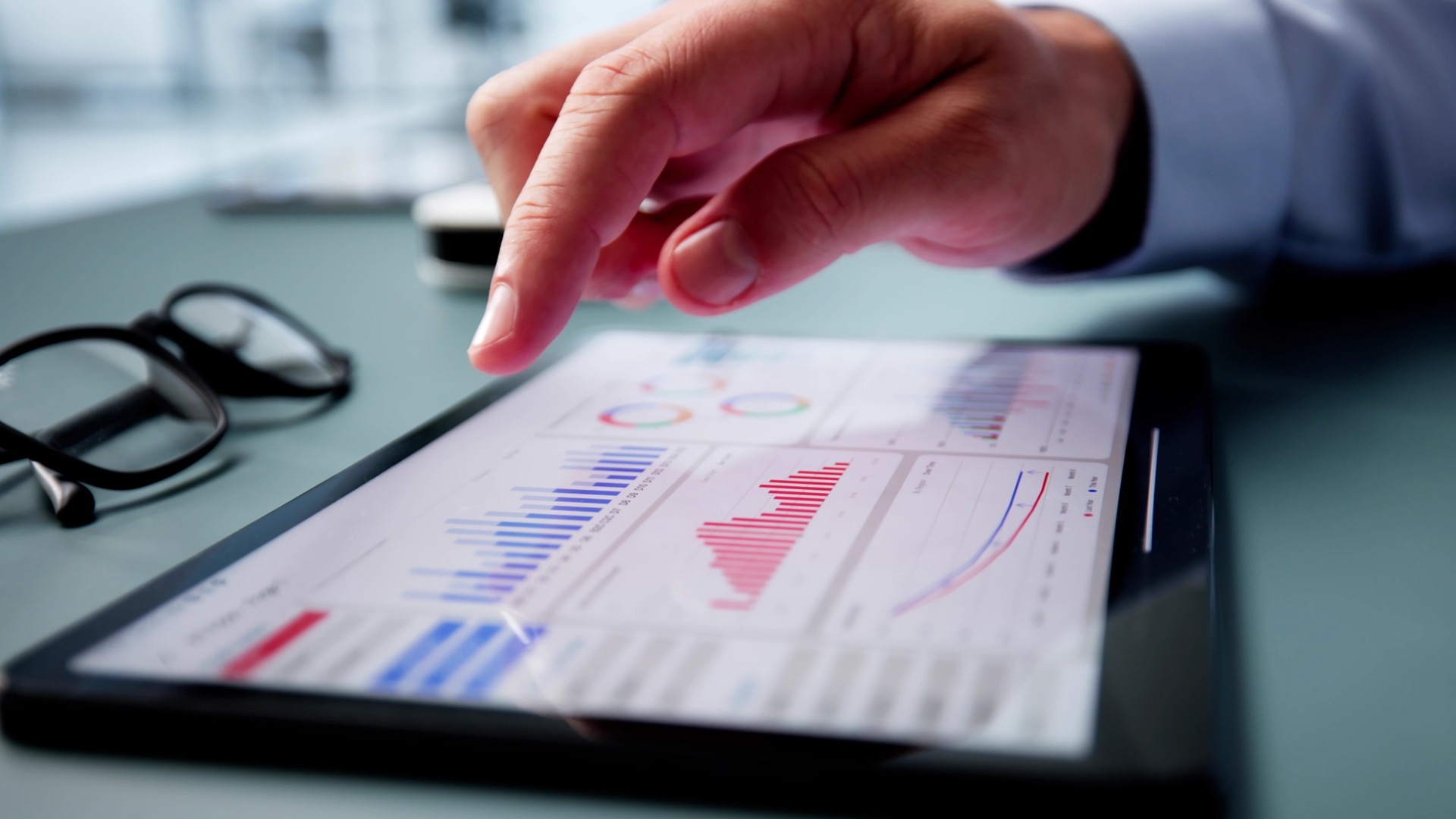 Tablet mit Diagrammen für Absatzprognosen und Forecasting