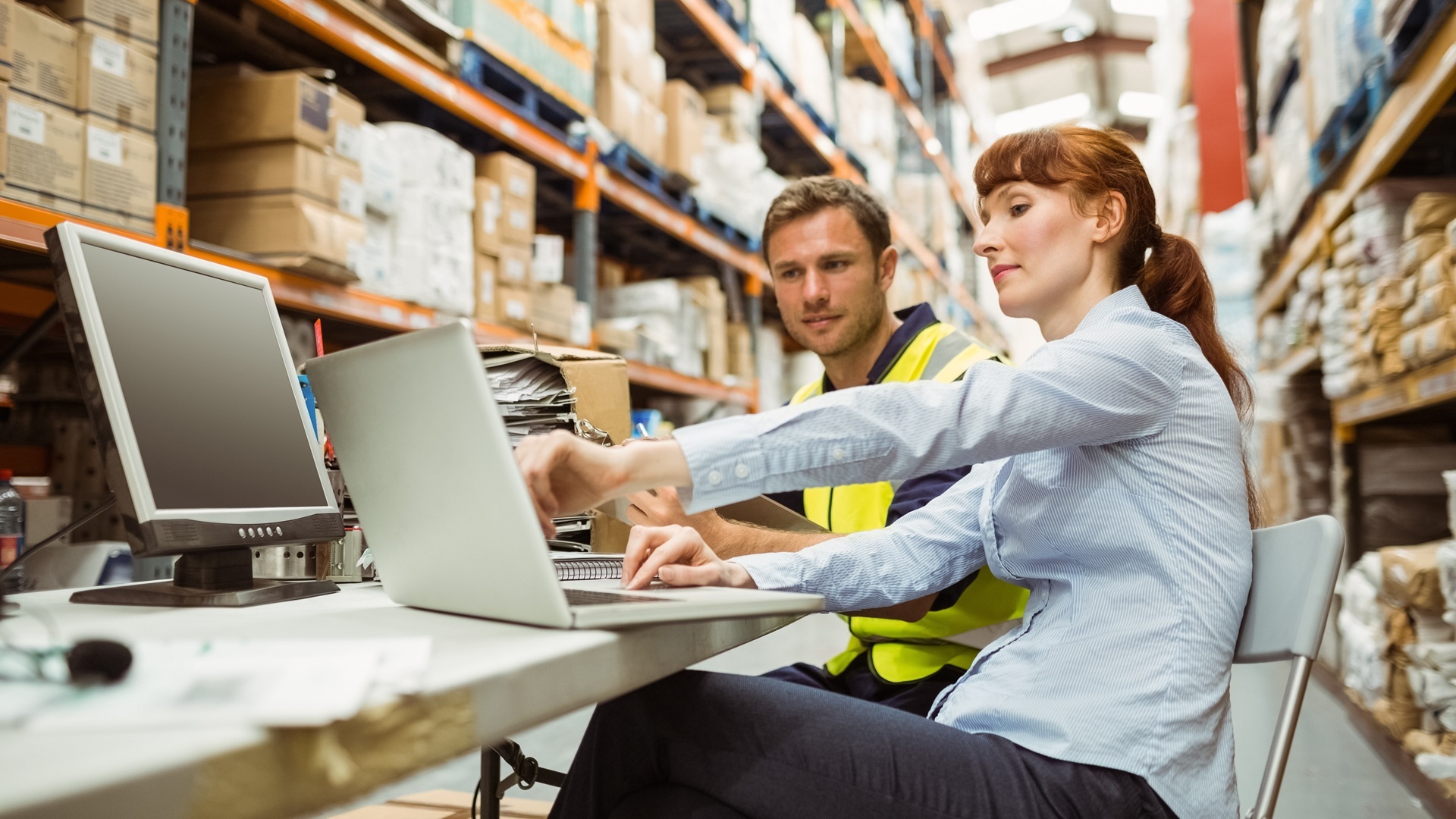 Warehouse Manager im Lager am Computer