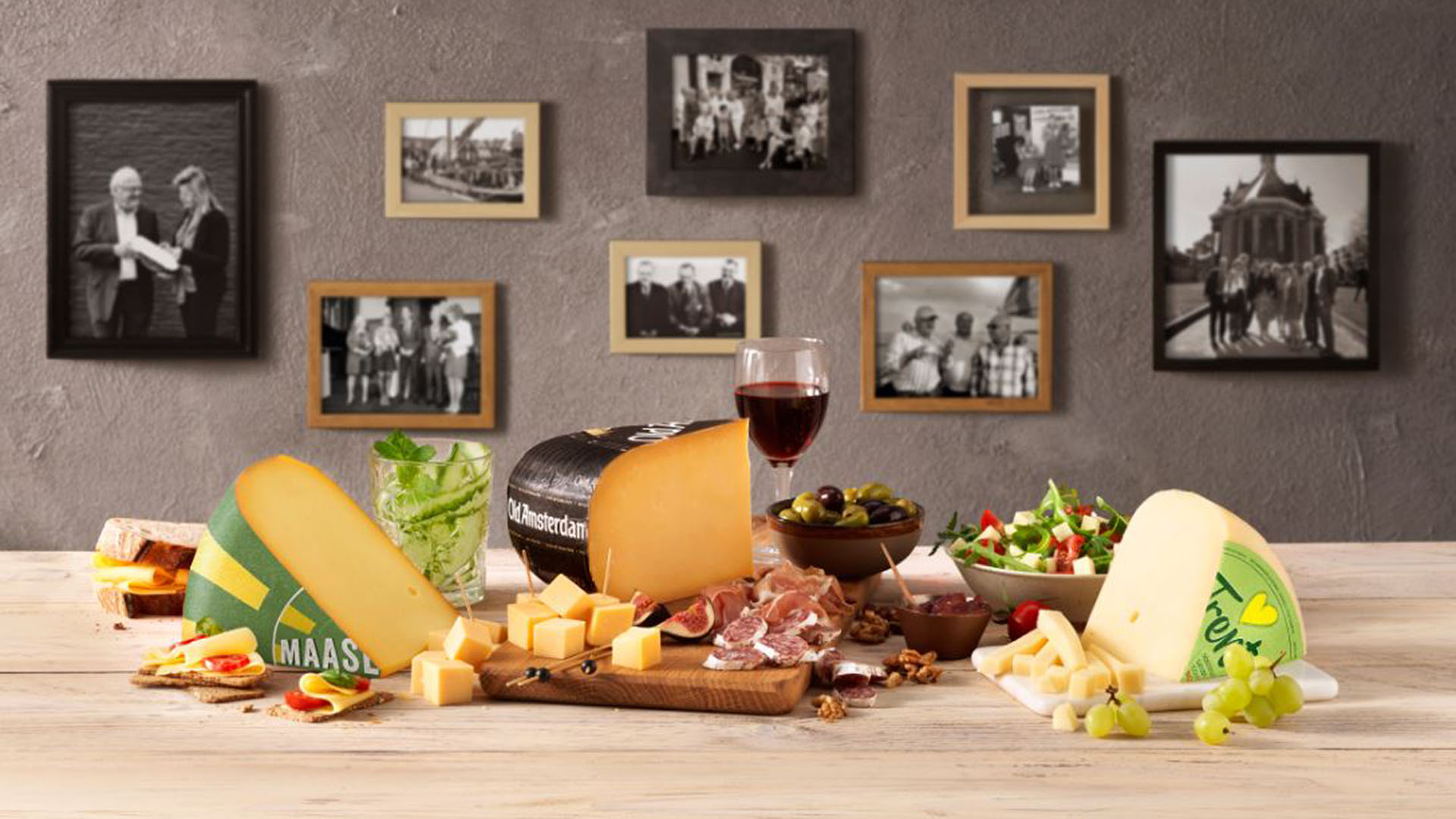 Mock-Up Westland Kaase Käse und Wein auf einem Tisch